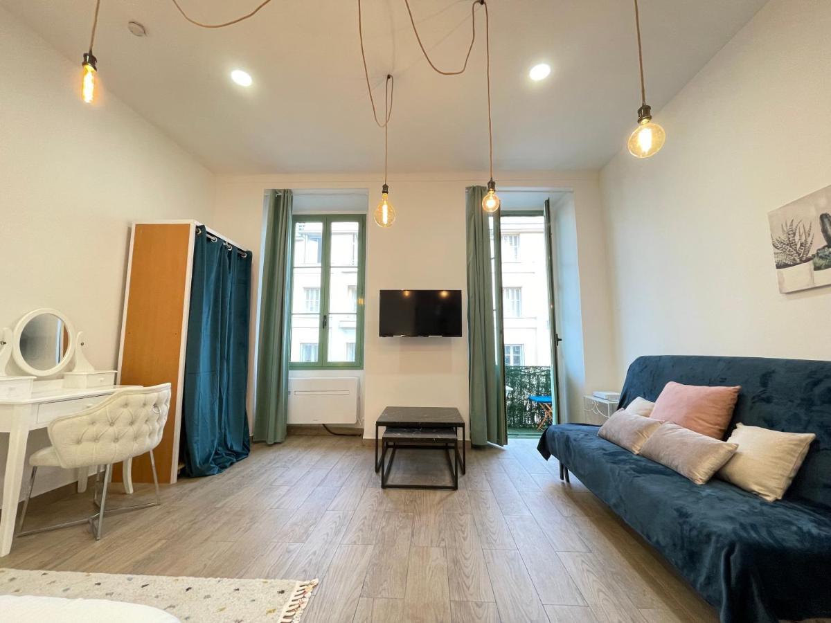 Renting - 2 Massena - Luxury Loft - Balcony Massena Square View - Aircon Apartment *